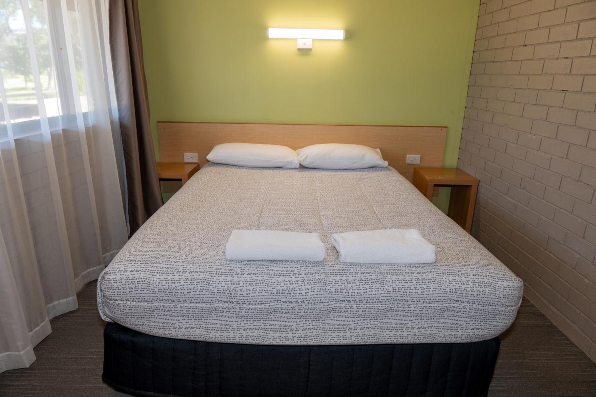 Tumut Valley Motel Pet Friendly Esterno foto