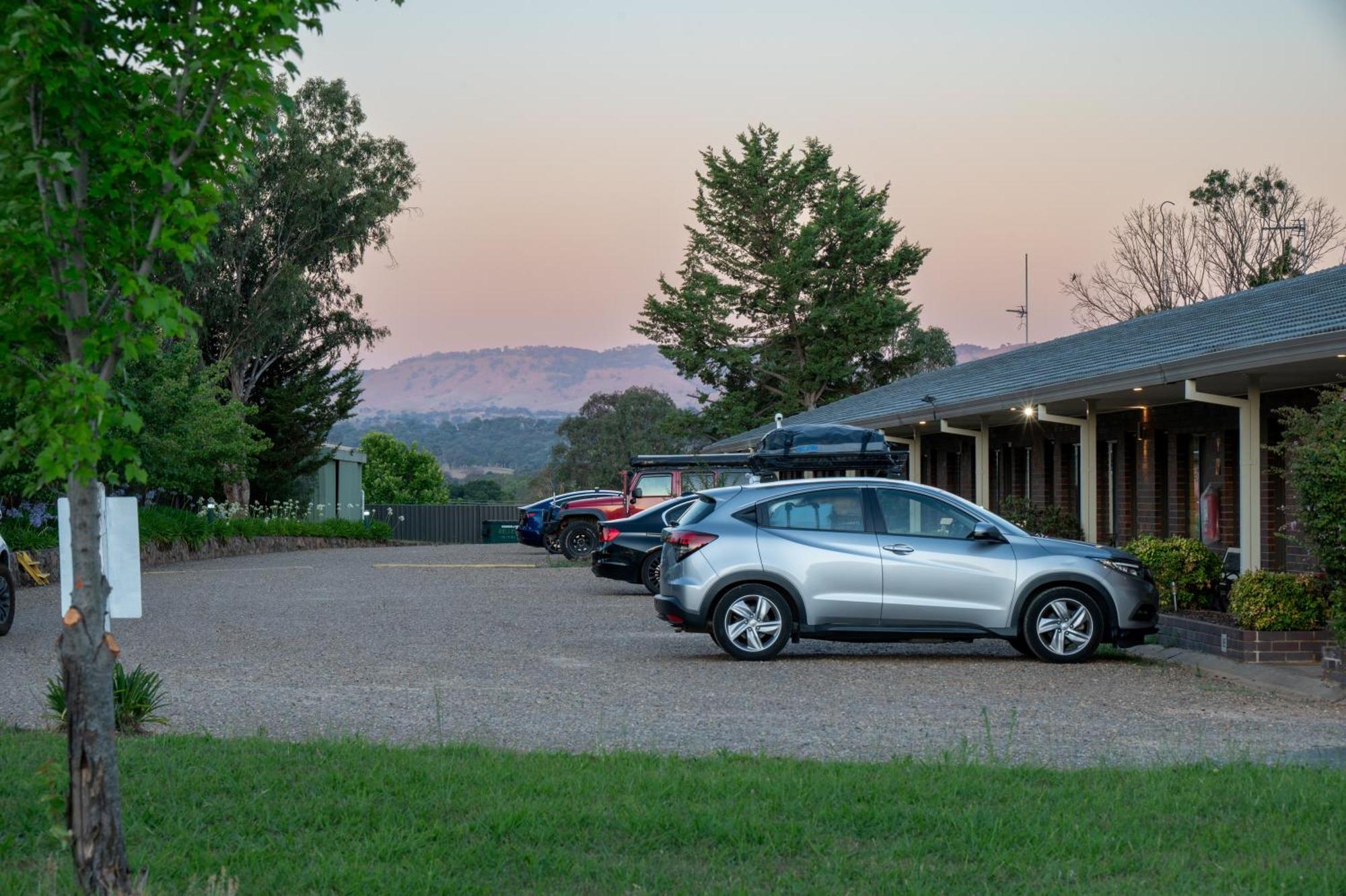 Tumut Valley Motel Pet Friendly Esterno foto