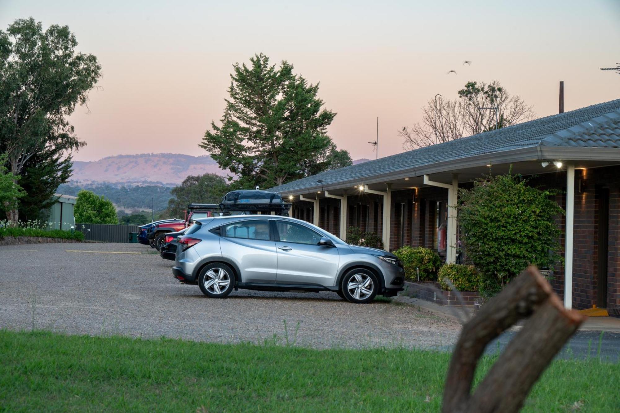 Tumut Valley Motel Pet Friendly Esterno foto