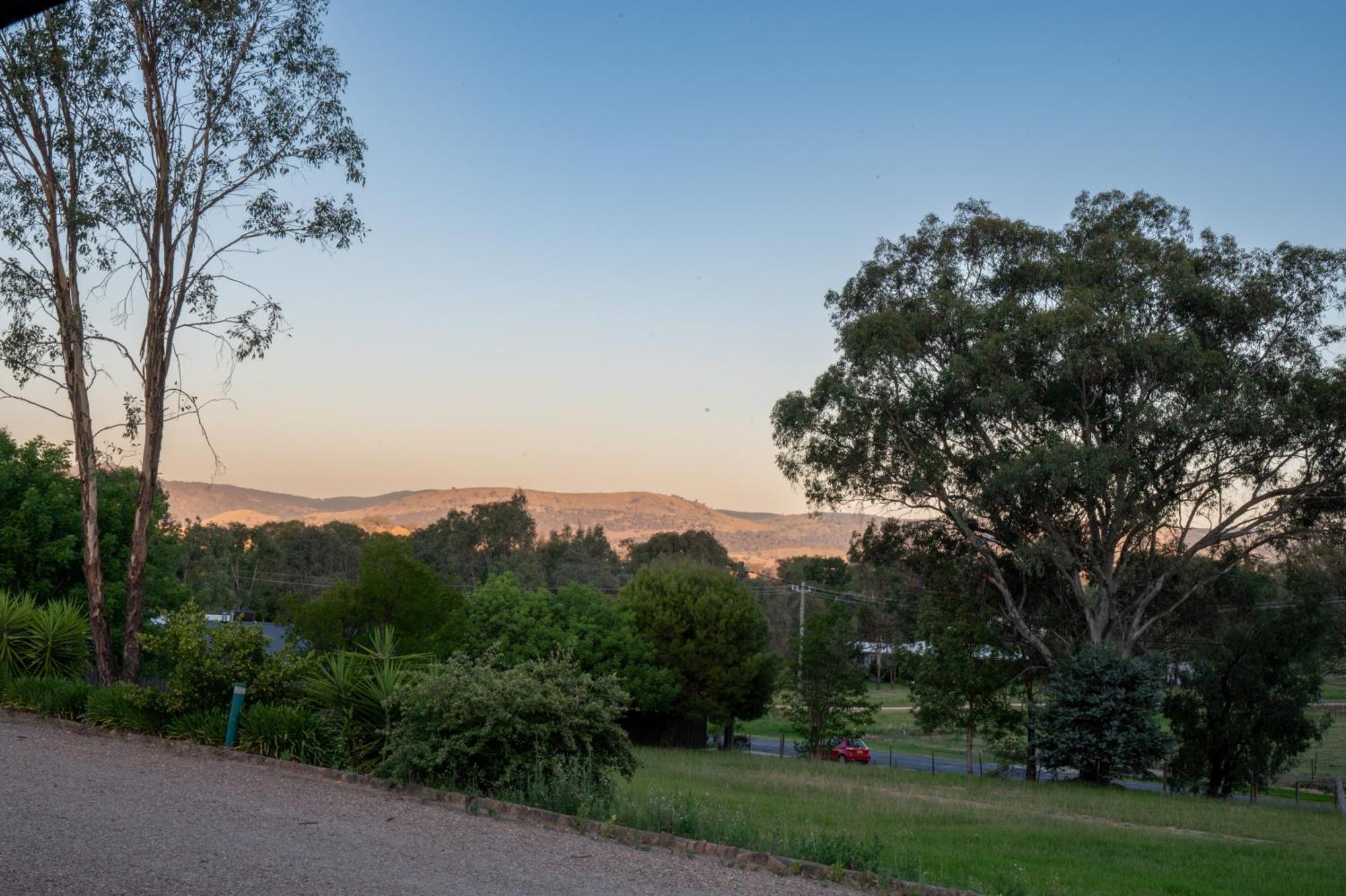 Tumut Valley Motel Pet Friendly Esterno foto