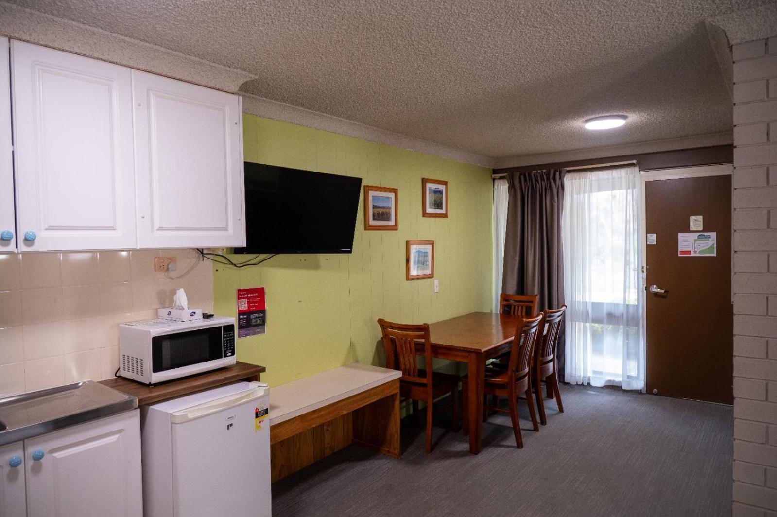 Tumut Valley Motel Pet Friendly Esterno foto