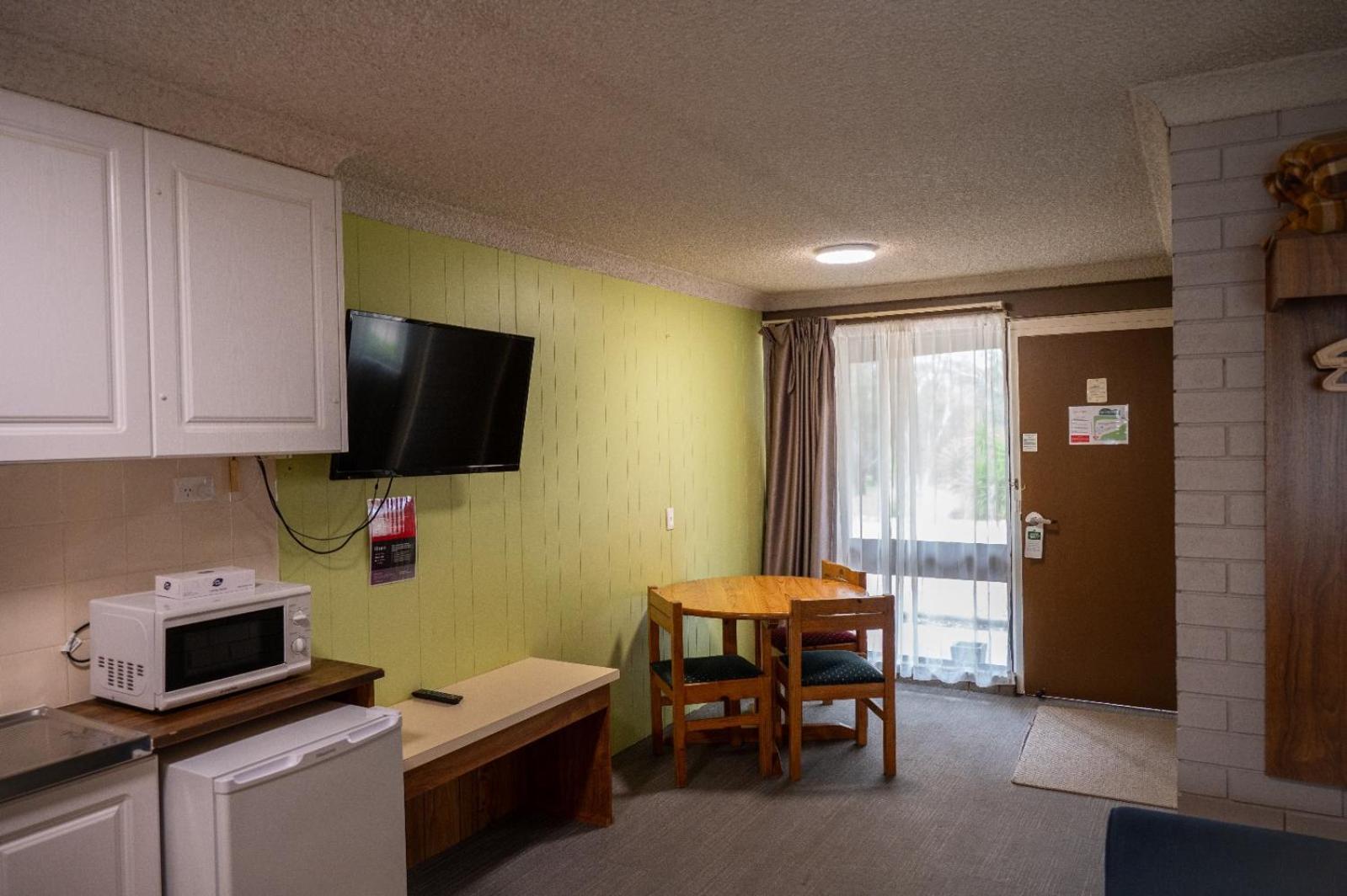 Tumut Valley Motel Pet Friendly Esterno foto